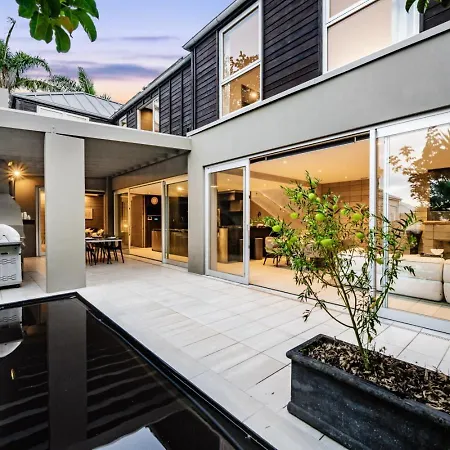 Luxury City Retreat With Spa And Views In Parnell